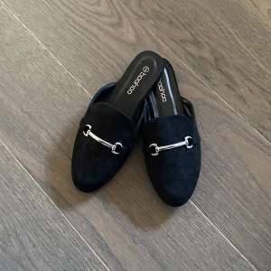 Skor - Säljer ett par skor som är använda 1 gång. Sulan är alltså inte sliten och de är i väldigt bra skick. Jag skulle säga att de är lite små i storlek så de passar någon med storlek 38 eller 38 1/5.