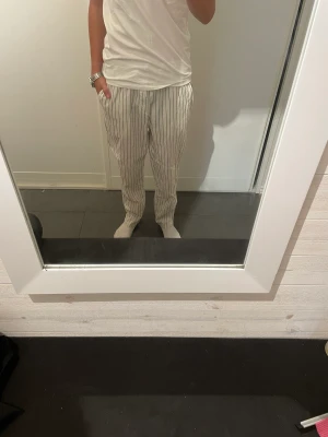 Linnebyxor  - Säljer dessa vita linnebyxor med blåa ränder! Helt oanvända därav är skicket 10/10. Storlek M.