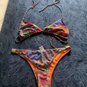 Tatienne Bikini - Färgglad Bikini Från butiken Tatienne i Peru. Aldrig använd då den tyvärr ej passade, strl L💛