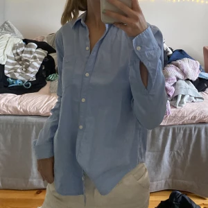 Blå skjorta  - En superfin blå skjorta från Hollister❤️