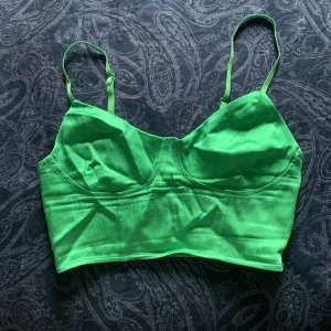 Glam Topp i grön - Jätte söt topp som jag fick i present men ej passade. Strl XS💚