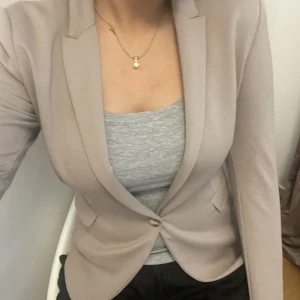 Fin kavaj  - Jag köpt den nytt och använt den bara 5-10 gånger men den har inga fläckar och ser helt nytt ut. Den passar folk med storlek 36-39