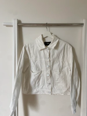 Jeansjacka vit - Jeansjacka vit, använd är i bra skick
