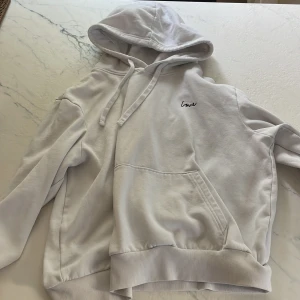 vit hoodie - knappt använd, enkel hoodie som funkar till allt, skönt material, för liten för mig :) mer bilder privat 