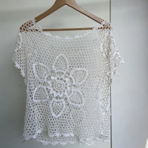Virkad/ stickad tröja - Vit virkad/stickad topp