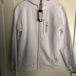 Säljer helt oanvänd sail racing hoodie skick 10/10 vit och gulddragkedja