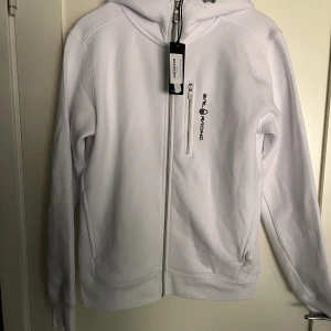 Sail racing zip hoodie  - Säljer helt oanvänd sail racing hoodie skick 10/10 vit och gulddragkedja