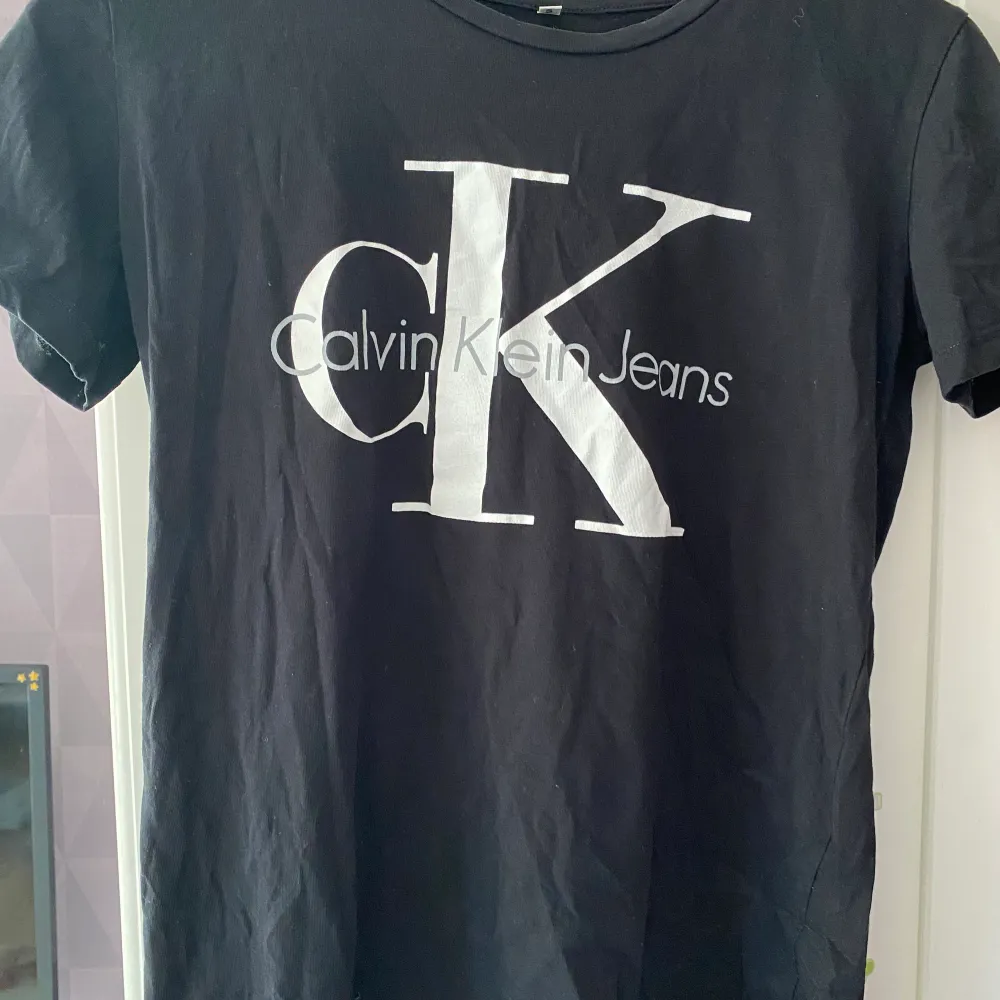Calvin Kleins t-shit i stolek s, knappt använd. T-shirts.