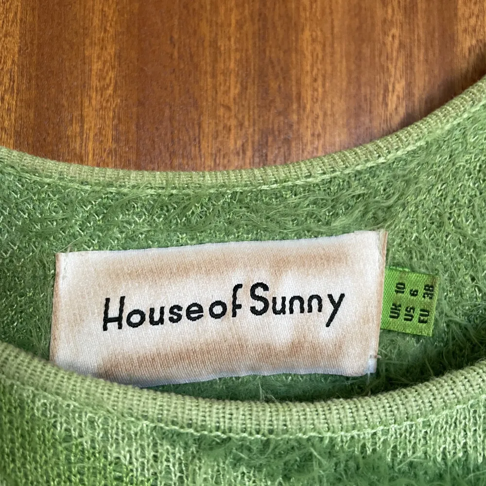 En klänning från House of sunny i modellen ”the hoockney dress” . Otroligt bra skick då den enda defekten är lite missfärgning på ettiketten. Utöver detta otroligt fin. Nu letar denna nytt hem passa på!! . Klänningar.