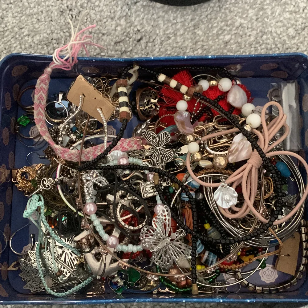 säljer HELA lådan med vad jag skulle gissa innehåller över 100 olika smycken! halsband, armband, ringar, berlocker osv🥰 3e bilden är lite av det som finns med🫶🏻 säljer HELA LÅDAN för 200kr !!!!!😍 använd gärna köp direkt🤍. Accessoarer.