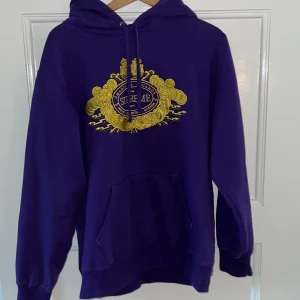Supreme hoodie - Supreme hoodie knappt använd. 100% äkta Storlek M-L Skriv gärna vid intresse😁