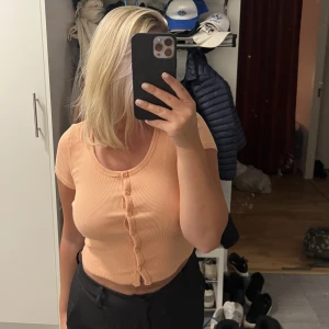 Tröja - Säljer denna söta tröjan från Gina! Storlek M och i väldigt gott skick. Pris: 20 kr