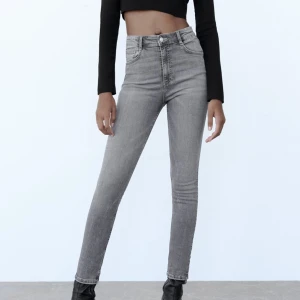 Gråa jeans  - Snygga jeans som formar kroppen fint! Väldigt stretchiga!