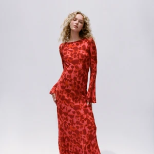 Realisation Par the Gia dress - Köpte den kända Gia klänningen för en vecka sen men det blev fel storlek. Storleken är lite liten, så jag skulle säga att den snarare är som en vanlig storlek S :)   Alla pprislappar är kvar och den är aldrig använd.