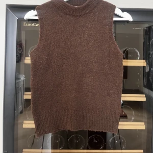 Väst  - Supercool väst/linne från Design by Si. Varm och perfekt till vintern. Bra skick förutom att tyget är lite nopprigt (syns om man zoomar in på bilden).⭐️