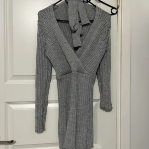 Tjock tröja - Säljer en tjocktröja i grå med ett skärp. Storlek S men passar även M