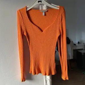 Säljer min orangea tröja från HM helt oanvänd storlek S.  Köpt för 199kr säljer nu för 70kr. Har ni några frågor eller vill ni ha flera bilder tveka inte på att höra av er!🩷