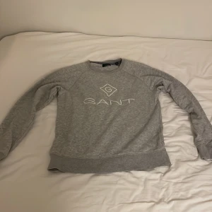 Gant crewneck - Säljer min gråa gant crewneck då den inte passar mig längre. Skicket 10/10 inga skador och knappt använd. Ny pris: 650 kr, pris kan diskuteras.