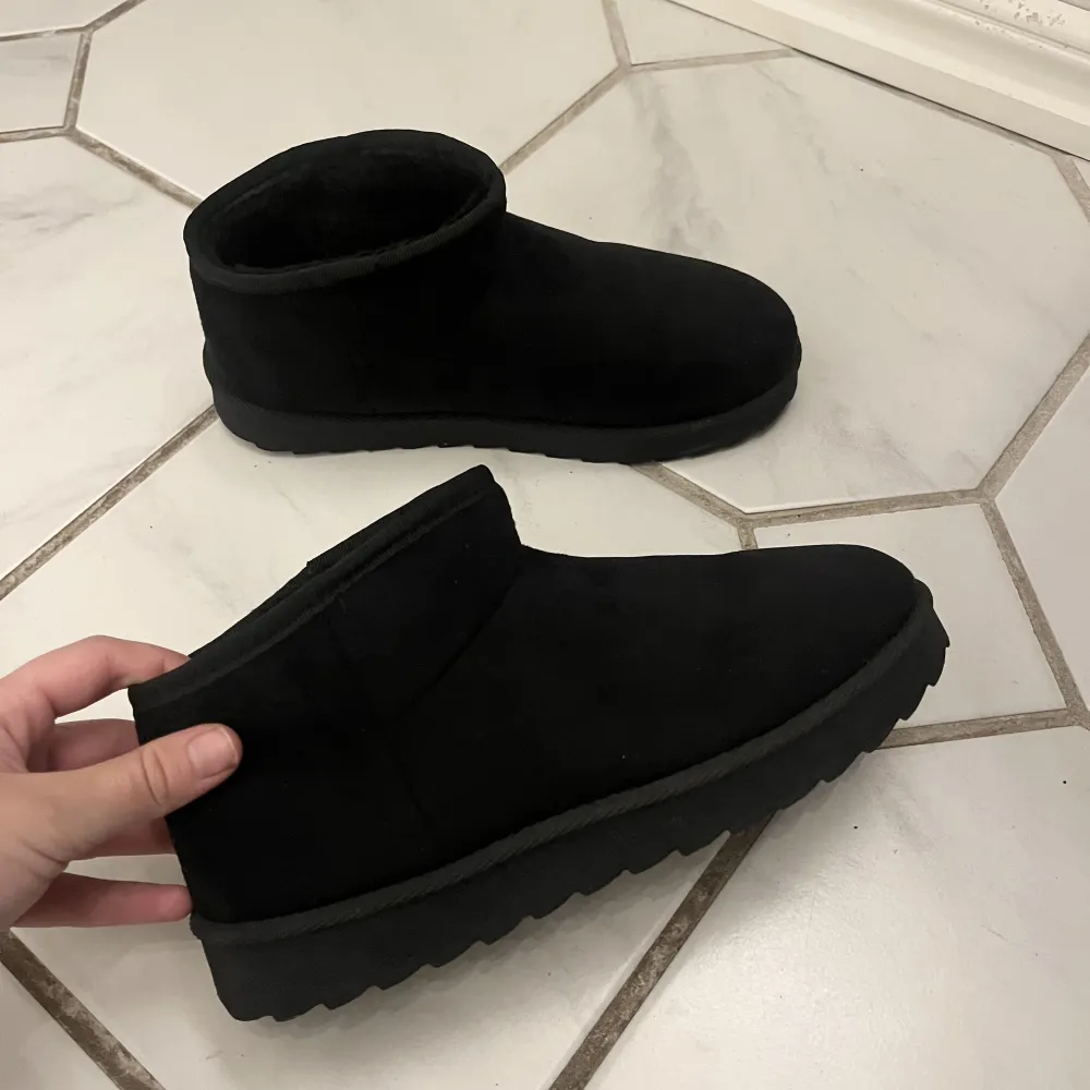 Svarta låga ”uggs” i svart med foder inuti . Skor.