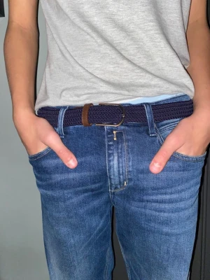 Flätade bälten! - Hej, vi säljer snygga flätade bälten. Det finns endast 5 st blåa o och tre st beiga. Måtten på bälterna är 105 cm. Skriv vid frågor eller om intresse!