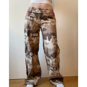 Cargobyxor - Jag har använt dem cirka två gånger och de har inga tydliga slitage. Modellen på bilden är 173cm lång. Innerbensmått: 79cm. Midjemått rakt över: 40 cm