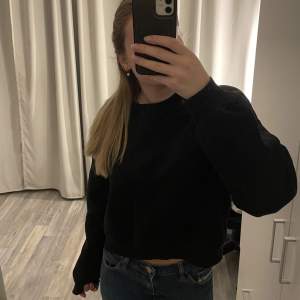 Svart sweatshirt från lager 157 i storlek M men jag är vanligtvis S och den passar perfekt på mig🖤 säljer då den inte kommer till användning