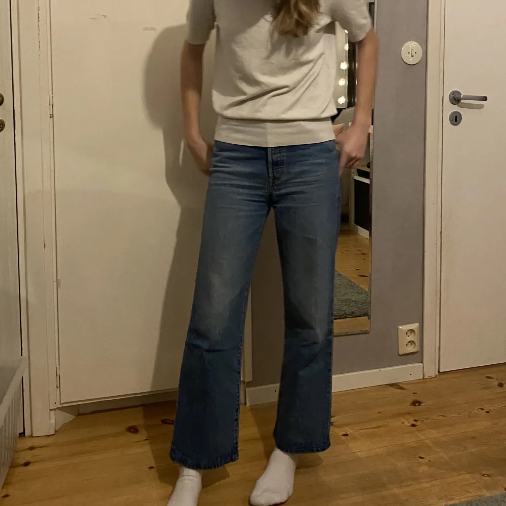 säljer mina levis jeans då de blivit för korta och inte riktigt är min stil längre💕 de är inte stretch utan de är riktiga jeans💕waist: 27. Jeans & Byxor.