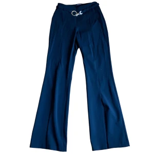 kostymbyxor y2k - svarta kostymbyxor med slits och skärpdetaljer, från 00-talet!