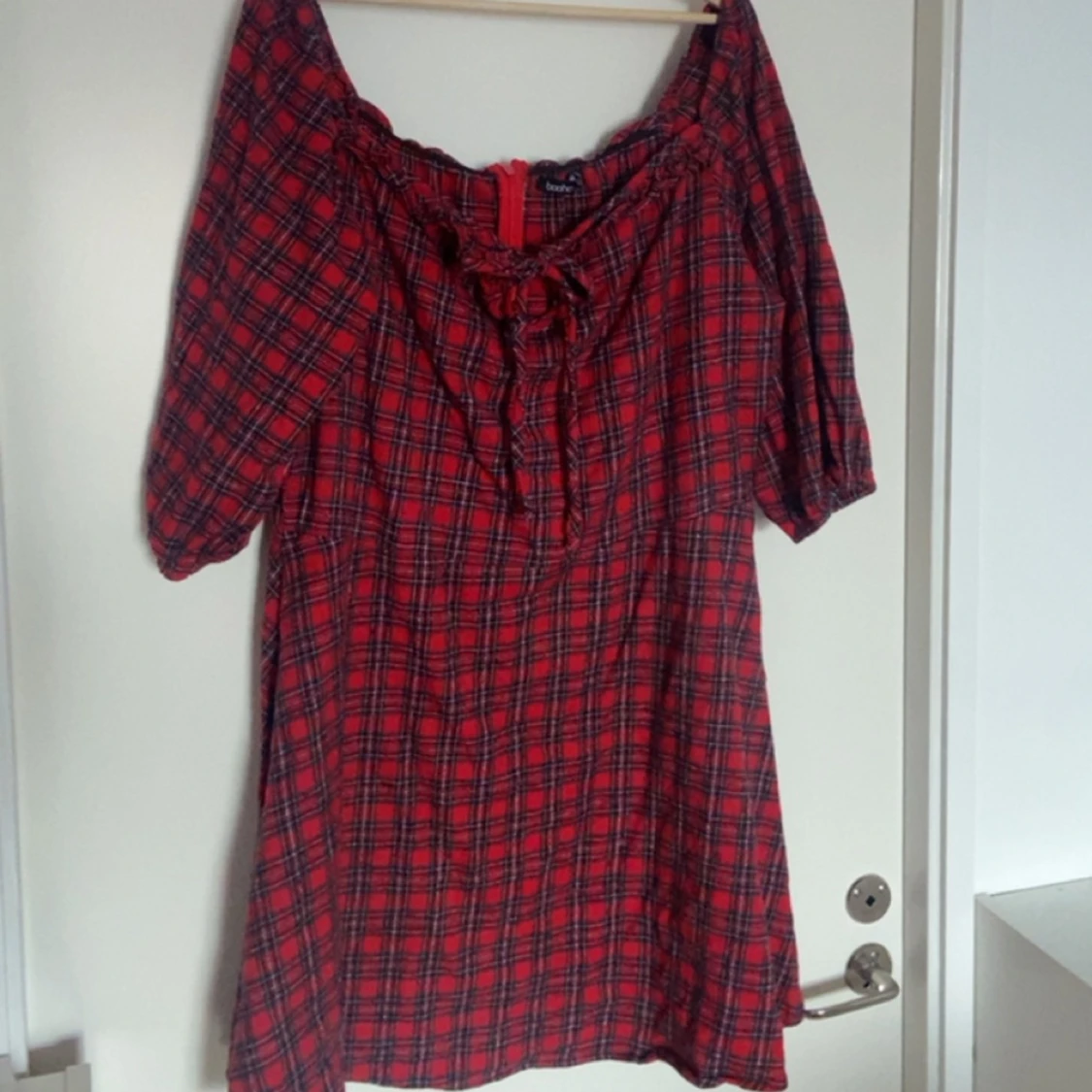 Röd rutig klänning