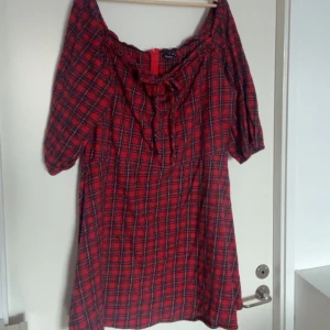 Röd rutig klänning - Röd rutig klänning med puffiga ärmar. Knappt använd