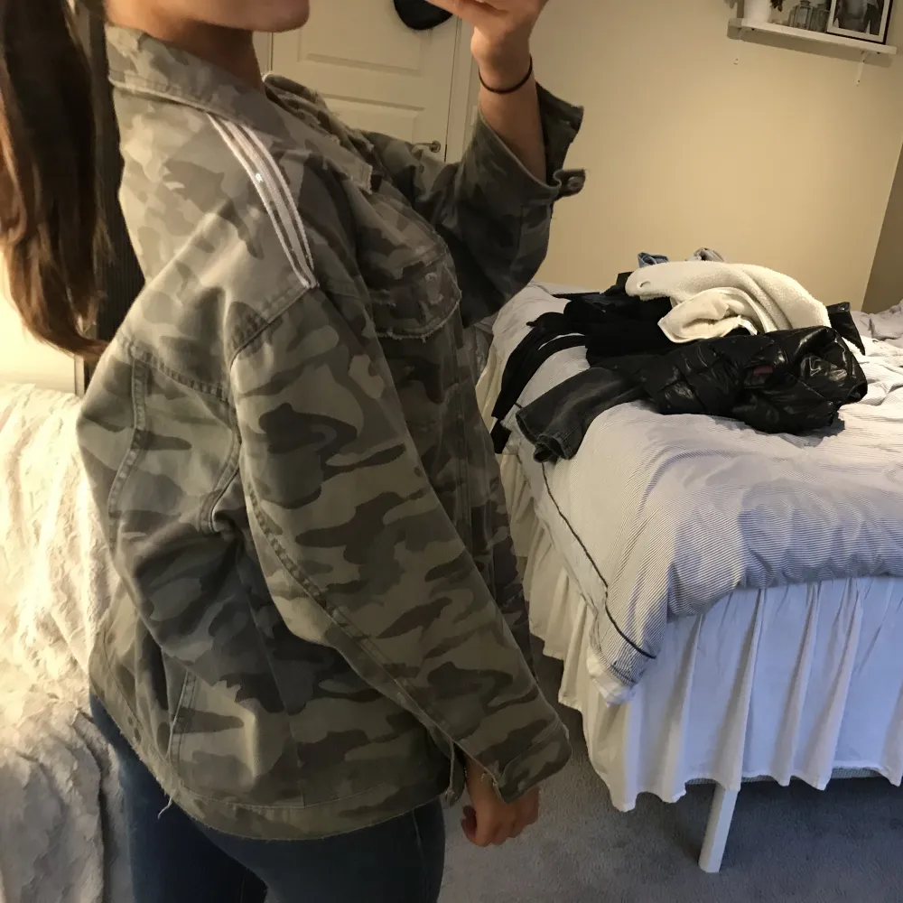 Jeansjacka med kamouflage mönster från Zara. Storlek M🩷. Jackor.