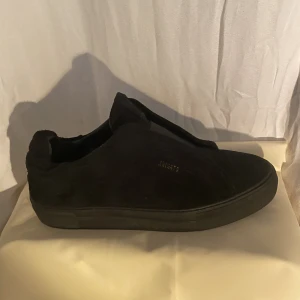 Axel Arigato Laceless - Stilrena arigato laceless skor i mocka storlek 41 sparsamt använda. Kvalité 9-10. Dustbag och box medföljer. Pris ej hugget i sten.