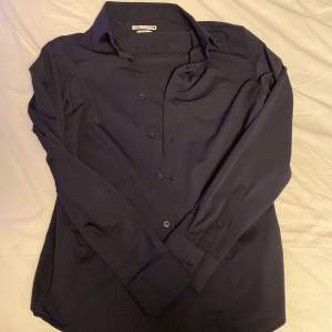 Väldigt skön skjorta köpt på zara, aldrig använd med lapparna kvar, den är comfort stretch wrinkle  free och i materialet polyamid. Den är i färgen mörkblå