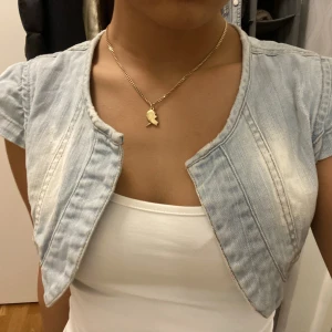 Bolero - Säljer ljusblå jeansbolero, knappt använd.❤️ kontakta mig vid fler frågor!  Pris kan diskuteras 