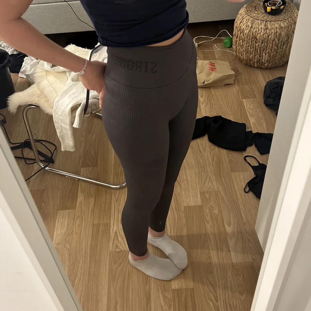 Gråa ribbade träningstights från stronger med hög midja men går även att vika ner till lågmidjat (se bild 2) använda ett par fåtal gånger💗. Jeans & Byxor.