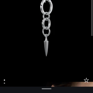 Maria nilsdotter örhänge - Vill byta mot ett annat örhänge eller smycke ifårn maria nilsdotter. 