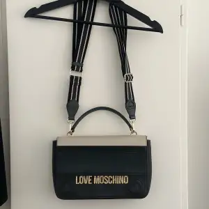 Säljer min snygga Love Moschino väska. Osäker på nypris då det va några år sedan jag köpte den, men använd max 3 gånger.  Mitt pris: 600kr
