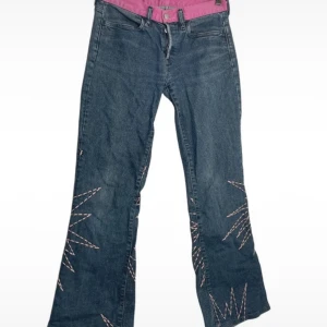 vintage jeans - dör för dessa coola brallorna men passar tyvärr inte. mycket bra skick, inga skador<3