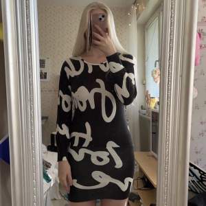 En snygg svartvit figurnära klänning i barnstorlek från Lindex, men passar XS och mig som är S!💓