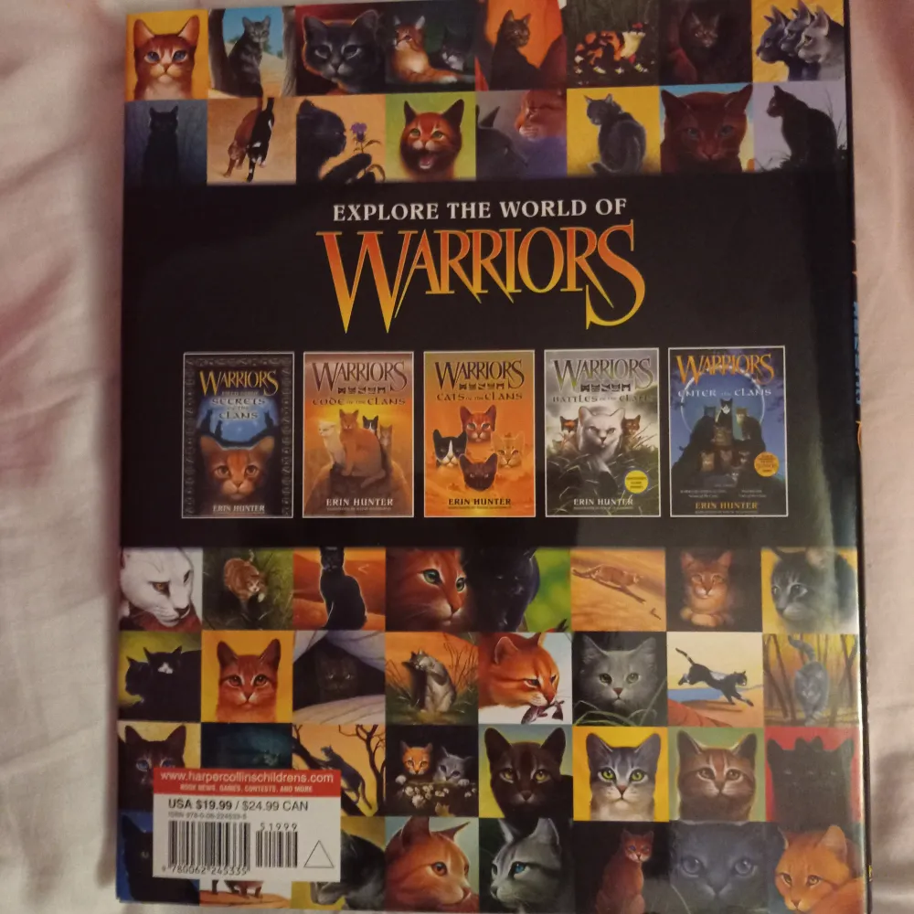 Stor bok med fakta och fina bilder om Warriors. Säljer för att jag inte gillar serien längre. Originala pris: 216kr (20usd). Övrigt.
