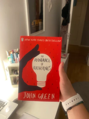 Engelsk bok - An abundance of Katherines av John Green, litet märke från klistermärket (se bild 3).