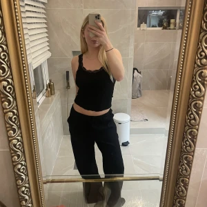 Zara byxor - Skit snygga lågmidjade byxor från zara som aldrig använts, nyskick❤️‍🔥 skicka för fler bilder 