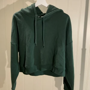 Grön hoodie 💚 - En mörkgrön hoodie från monki. Lite kortare nedtill. Bra skick