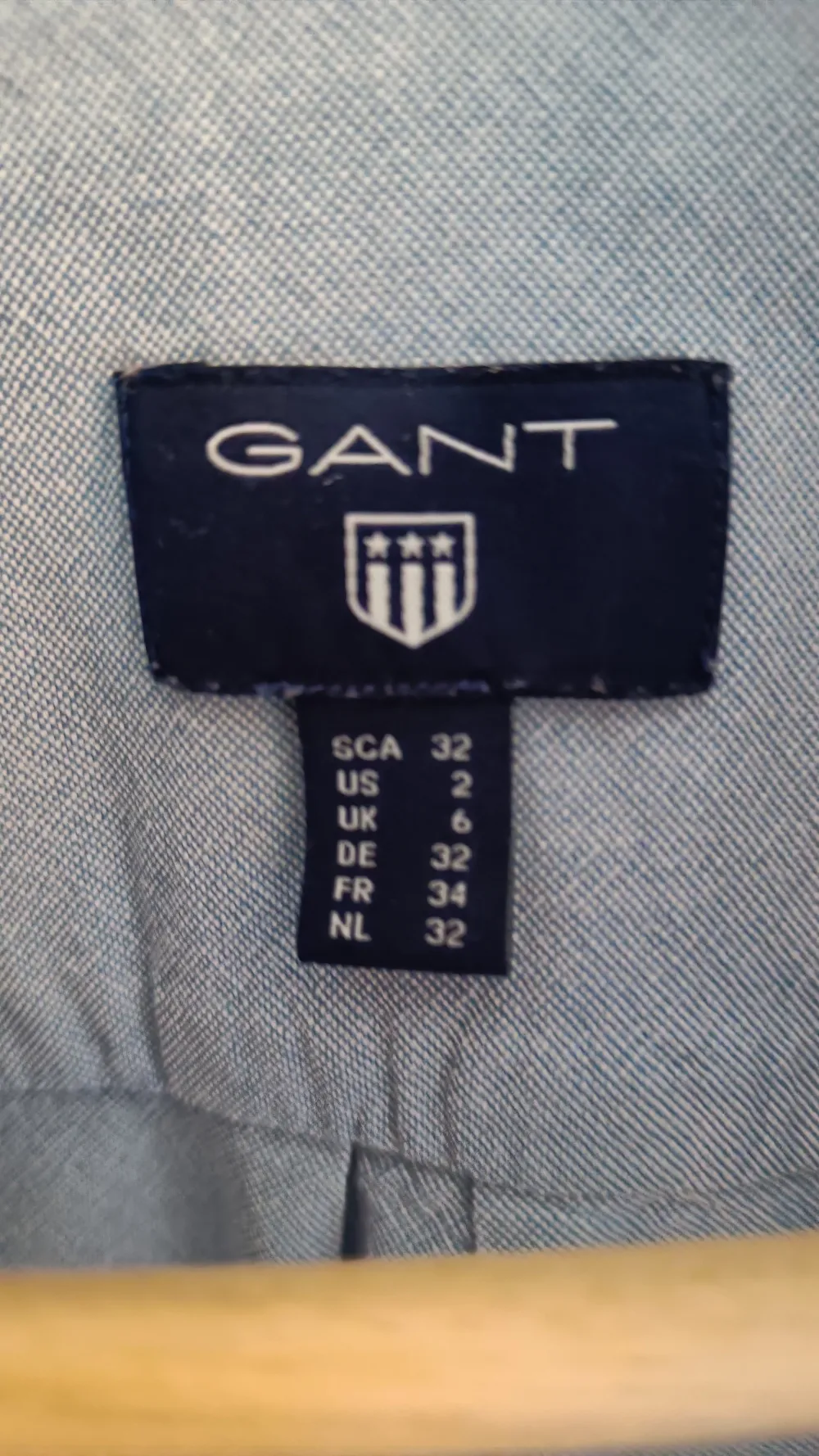 Blå Gant bomullsskjorta i loose fit modell . Skjortor.
