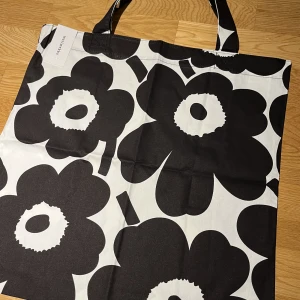 Marimekko tote bag/tygväska  - Jättefint tygväska med klassiska svart och vit! 44*43