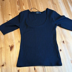 Topp Kappahl  - Super fin (ribbad) topp från Kappahl, använd en gång. Ser inget att anmärka. 
