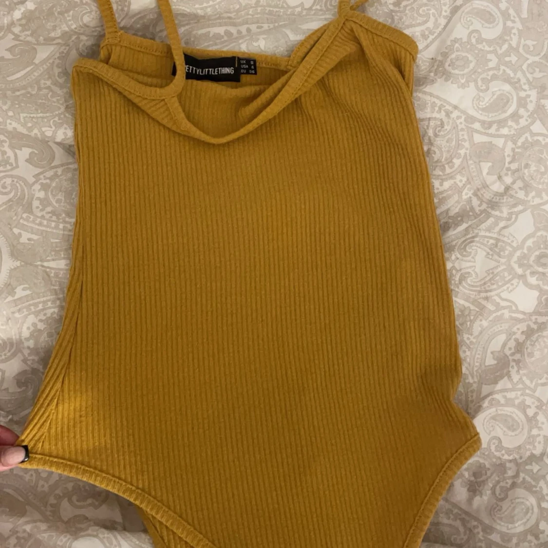 Senapsgul body från plt