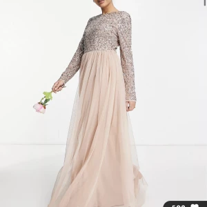 Fest klänning - Fest klänning  köpt för 1283 kr storlek 40 från asos. Använd endast en gång 