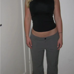 Lågmidjade kostymbyxor  - Säljer vidare denna supersnygga kostymbyxa då den tyvärr inte kommer till användning. Passar bra i längden för mig som är ca 170 lång och de är lite stora på mig som brukar ha 38/M i referens. Kan även passa som 40💗(bilder från förra ägare)