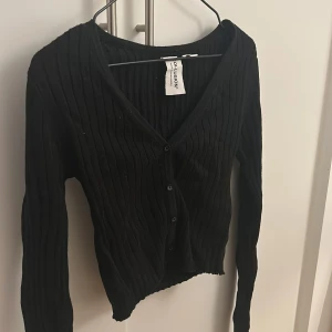 Ribbad långärmad tröja - Svart ribbad långärmad tröja köpt från ASOS, stl 34. Använd fåtalet gånger✨ Skriv för fler bilder